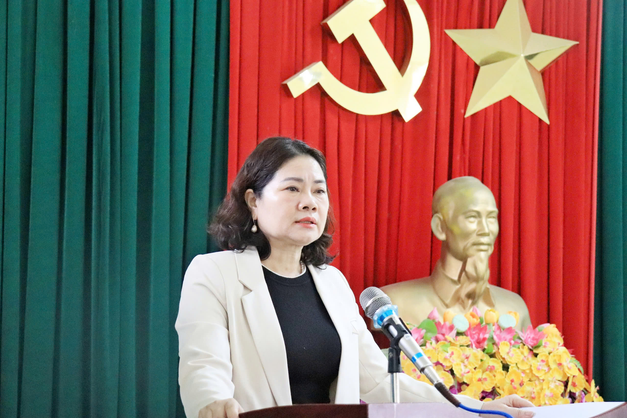 Đồng chí : Phạm Thị Hường - Phó bí thư Thường Trực Huyện ủy phát biểu chỉ đạo lớp bồi dưỡng